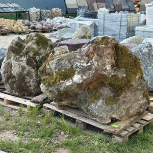 Диабаз скальный, со мхом